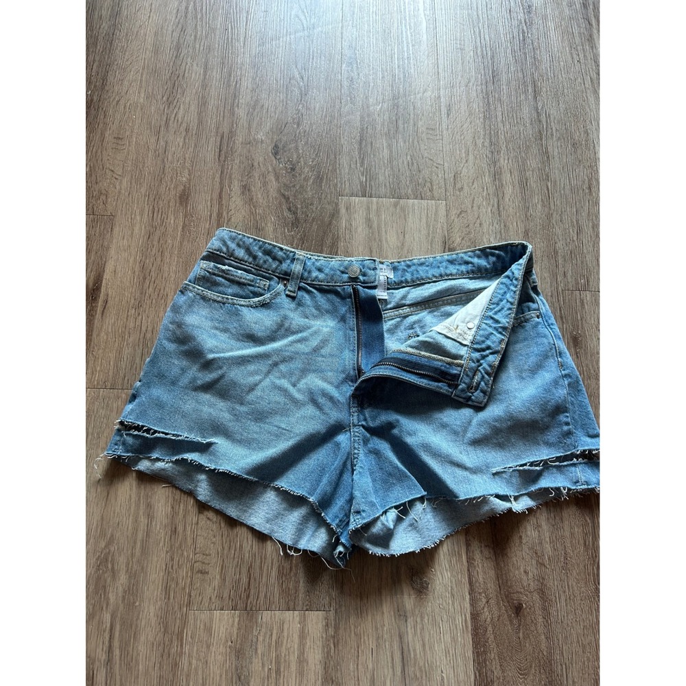 Forever 21 Denim Shorts Raw Hem Distressed Casual Blue‎ Size 30